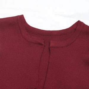 Détail du tissu en maille côtelée rouge foncé et de l'encolure fendue du débardeur