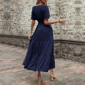 Elegante abito maxi a balze blu scuro con maniche corte e vita sottile vista posteriore