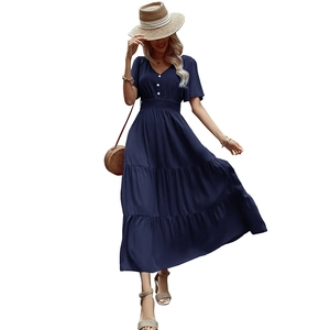 Elegante abito lungo blu scuro con scollo a V, maniche a balze e gonna a balze