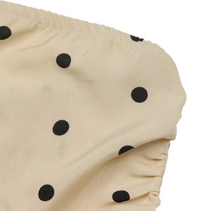 Dettaglio del tessuto a pois che mostra la trama elastica a nido d'ape sul top Y2K
