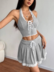 Détail d'un ensemble deux pièces gris tricoté avec dentelle blanche et cordon de serrage