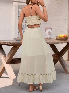 Détail de l'ensemble d'été crème avec bordure festonnée noire et tissu texturé