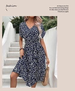 Détail de robe à imprimé fleuri avec col en V, taille à cordon et manches courtes