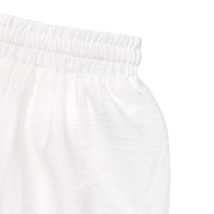 Détail de la taille élastique et des coutures sur la jupe trapèze en dentelle blanche