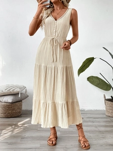 Details des Boho-Maxikleides in Creme mit strukturierter Optik, V-Ausschnitt und Kordelzug