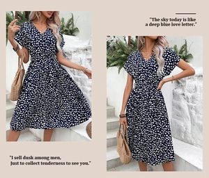 Gros plan d'une robe bleu marine à pois, col en V, ceinture assortie et coupe évasée chic