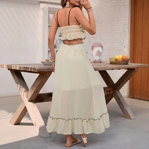 Ensemble d'été deux pièces pour femmes avec crop top à volants et jupe beige longue