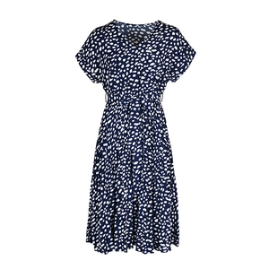 Détail du col en V et de la ceinture sur robe d'été bleu marine à pois blancs