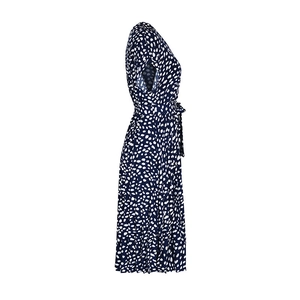 Détail de la robe portefeuille bleu marine à imprimé dalmatien et ceinture à la taille