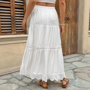 Jupe longue bohème blanche en dentelle avec broderie anglaise et coupe évasée