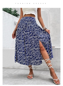 Détail d'une jupe midi fleurie avec taille élastique et fente latérale pour les vacances