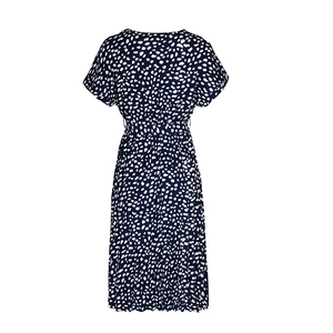 Détail du dos d'une robe à manches courtes bleu marine avec des motifs à pois blancs