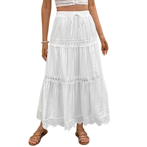 Jupe longue blanche à volants avec broderie anglaise et taille élastique à cordon