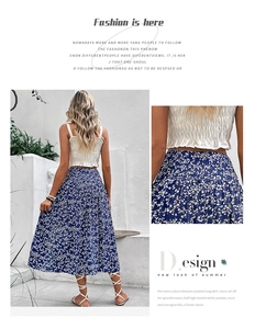 Détail de la taille élastique d'une jupe fleurie bleue et d'un haut court blanc texturé