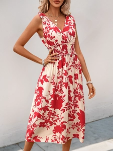 Détail d'une robe d'été à imprimé floral rouge avec col en V et taille élastique froncée