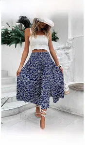 Jupe mi-longue fleurie à taille haute élastique avec fente latérale sous le soleil