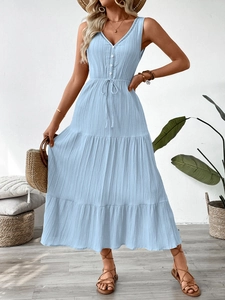 Détail de la robe bleu clair à col en V avec tissu texturé et bordures en dentelle