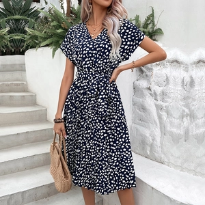 Robe midi d'été bleu foncé à col en V, manches courtes et imprimé floral avec lien taille