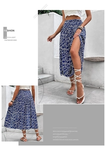 Détail d'une jupe midi fleurie à taille haute avec imprimé bleu et fente latérale chic
