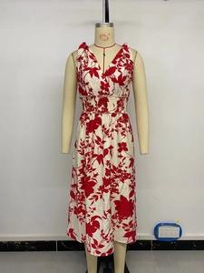 Détail de la robe midi florale rouge avec taille smockée et nœuds d'épaules