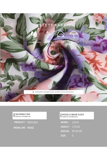 Detail von weichem lila Blumenstoff mit atmungsaktiver Textur und Rüschensaum