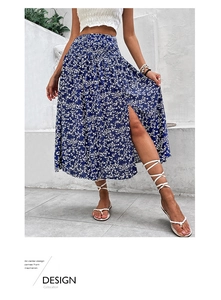 Détail d'une jupe longue fleurie bleue avec taille haute froncée et fente latérale élégante