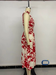Détail de robe à imprimé floral rouge avec taille haute élastique et design sans manches