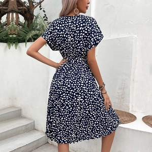 Robe d'été bleu marine à manches courtes à pois blancs avec ceinture de taille
