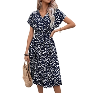 Robe marine à pois, col en V, manches courtes avec ceinture à nouer et plis