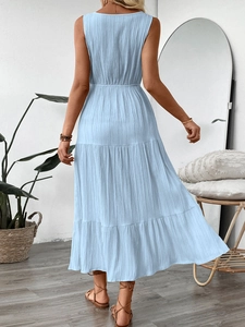 Détail de la robe longue à volants bleu clair avec texture froissée et taille élastique