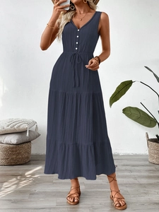 Détail de la robe longue sans manches bleu marine en tissu texturé avec taille à cordon