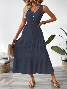 Détails de robe longue sans manches avec col en V profond, jupon à volants et tissu texturé