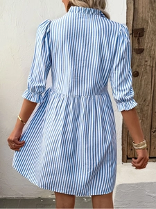 Détail du dos de la robe rayée bleue et blanche avec poignets à volants et plis à la taille