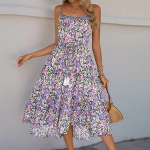 Sommerliches Blumenkleid mit quadratischem Ausschnitt und gestuftem Volantsaum