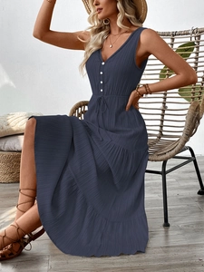 Détail de la robe longue bleu marine à col en V, tissu texturé et taille à cordon