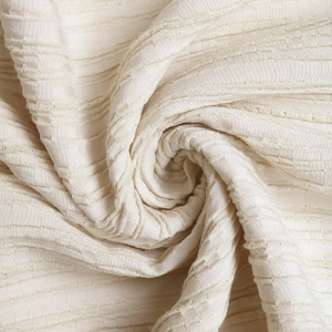 Gros plan sur la texture du tissu côtelé blanc cassé montrant le tissage détaillé