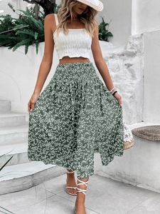 Détail d'une jupe fleurie verte à taille haute avec taille froncée et motif boho