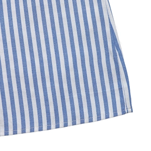 Vue détaillée du tissu à rayures verticales bleu et blanc avec couture de l'ourlet