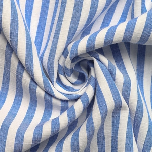 Gros plan sur le tissu en coton à rayures bleues et blanches avec un drapé souple
