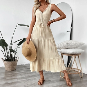 Robe beige sans manches à col en V texturée avec cordon de serrage et volants