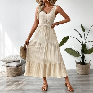 Robe midi beige sans manches à col en V avec taille coulissée et jupe à volants
