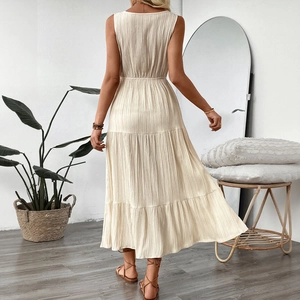 Robe longue à volants sans manches de couleur crème au tissu texturé, style minimaliste