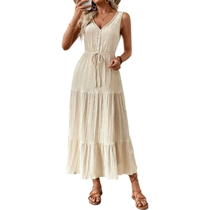 Robe de vacances beige sans manches avec col en V, tissu texturé et taille ajustable