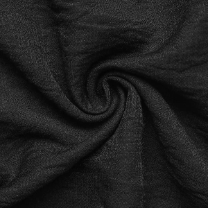 Détail macro du tissu noir à texture froissée avec tissage doux pour ensemble d'été