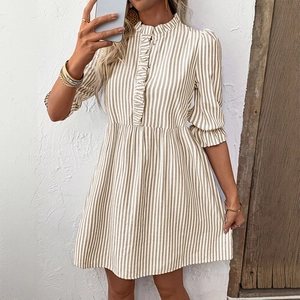 Robe courte à rayures verticales avec col montant à volants et manches bouffantes