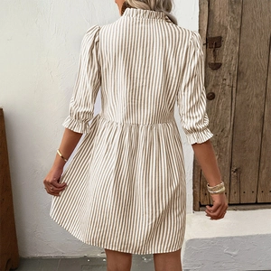 Robe courte à rayures verticales marron et blanc avec manches à volants et col montant
