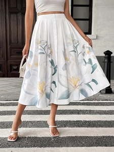 Detalle de falda midi de talle alto con estampado floral azul y amarillo y botones frontales