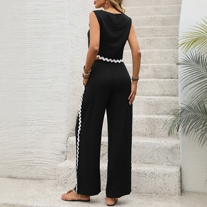 Ensemble deux pièces noir pour femme avec haut sans manches et pantalon à bordure ondulée blanche