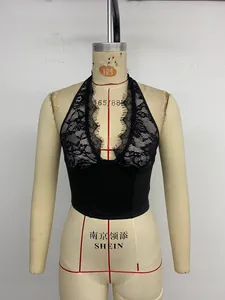 Détail du haut corset noir dos nu avec bordure en dentelle cil et décolleté en V