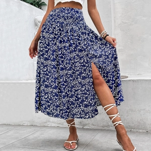 Jupe longue fleurie bleu marine à taille smockée et fente latérale pour l'été